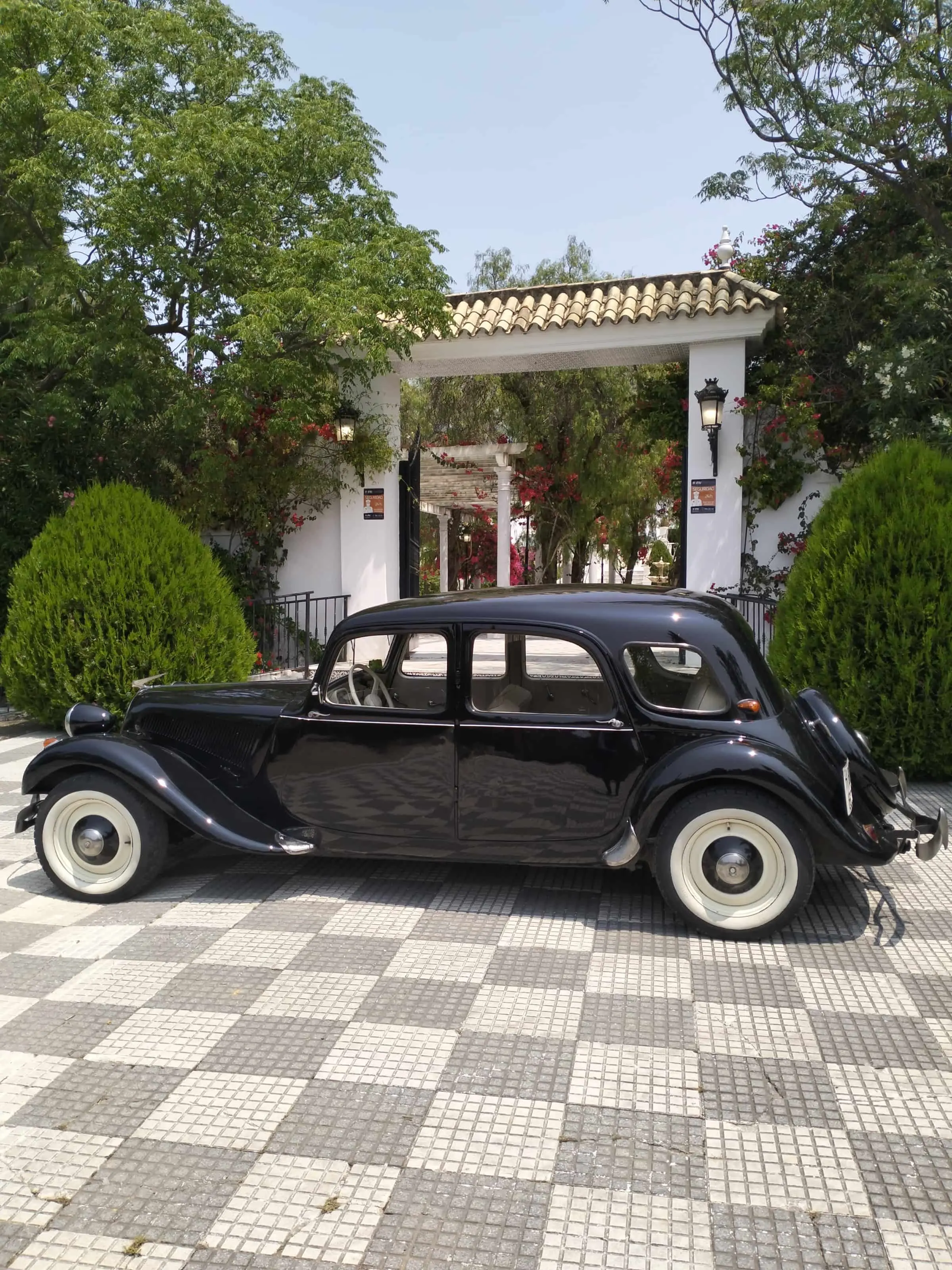 Citroën 11 6 ventanas 1949 - Coche clásico para alquiler en bodas Sevilla - Imagen 1 de 7